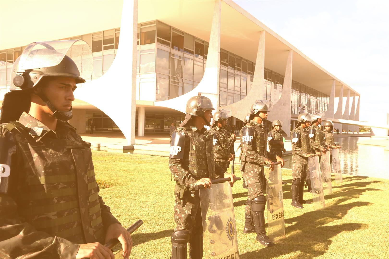 O papel das Forças Armadas na democracia é defender os poderes constituídos