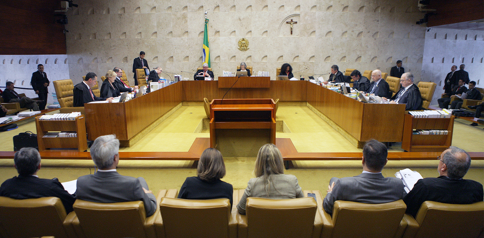 Na prática, ministros do STF agridem a democracia, escreve professor da USP