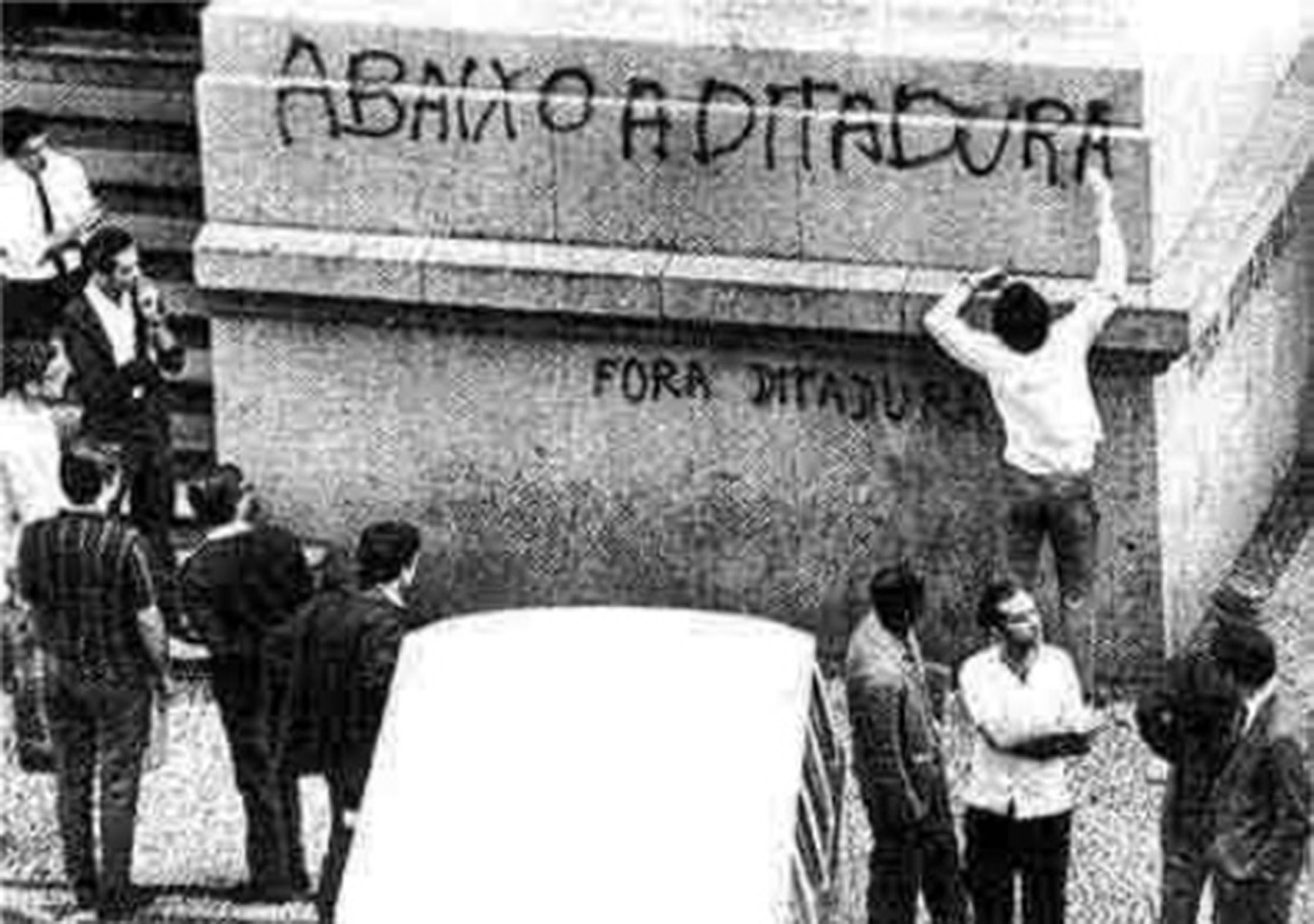 Justiça proíbe desfile de bloco por apologia à tortura