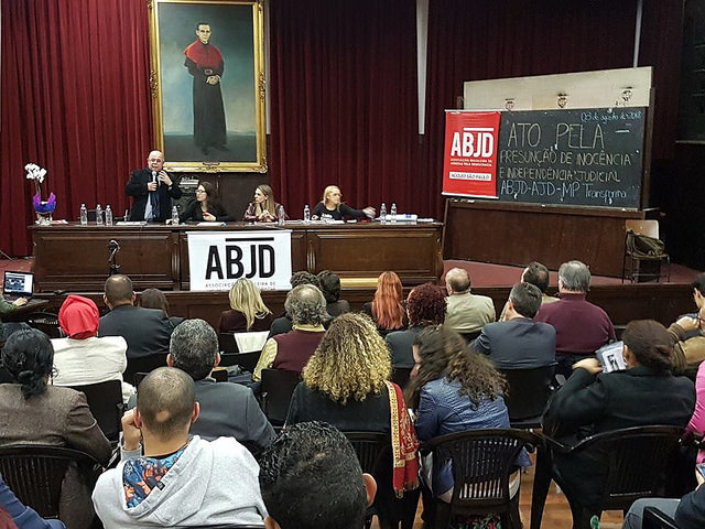 Juristas e promotores em ato contra a relativização da presunção de inocência