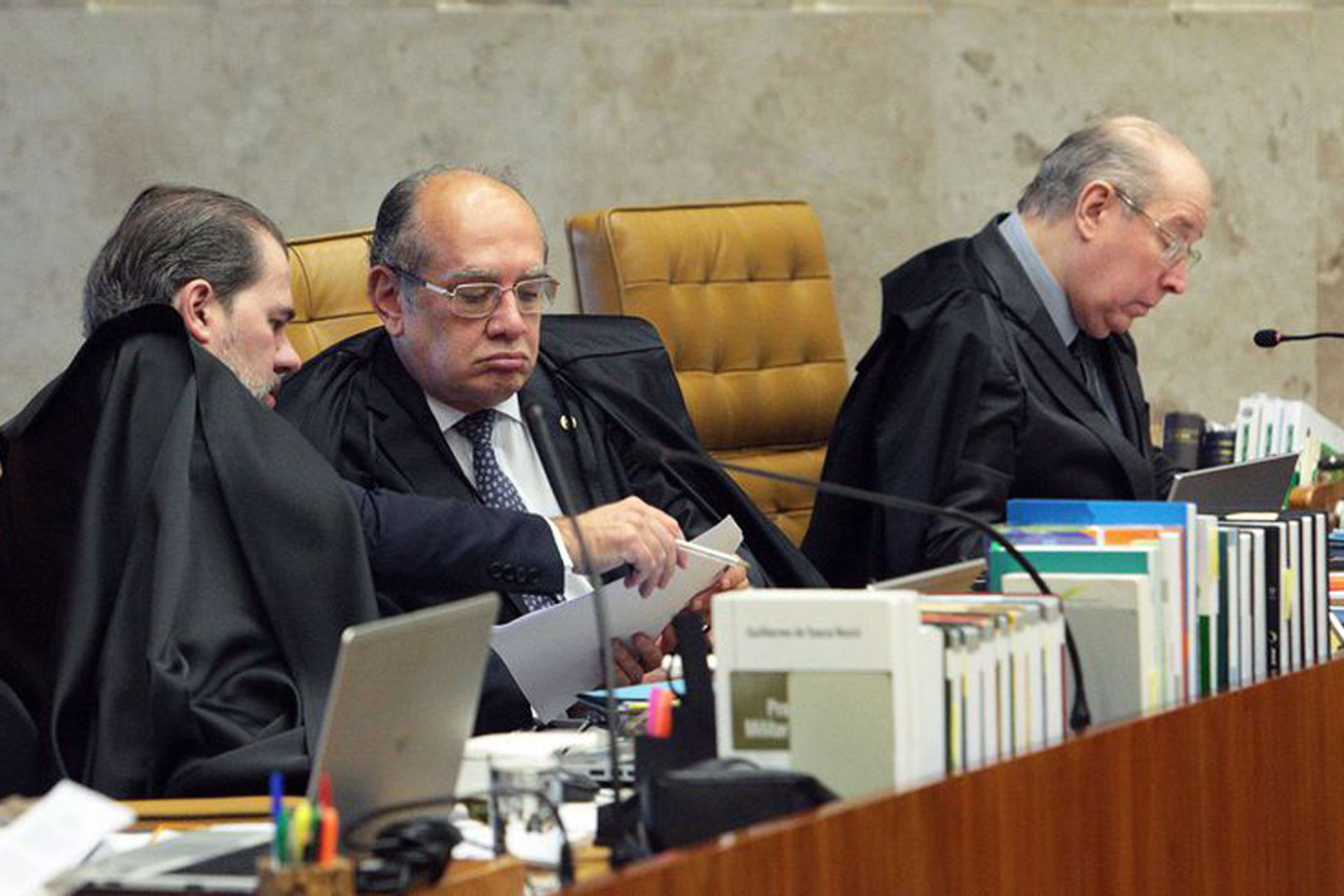 Alguma coisa está fora da ordem: sobre o inquérito de ofício no STF