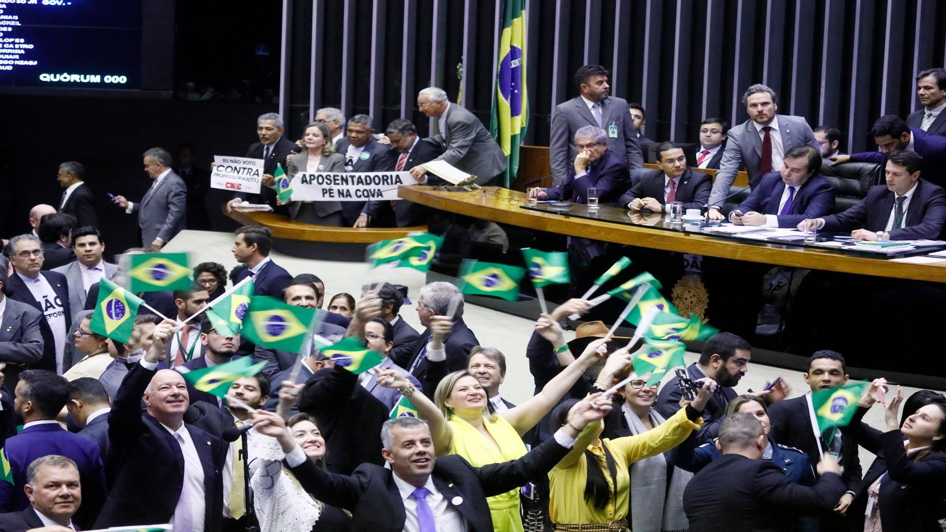 Câmara dos Deputados rejeita tirar professores da Previdência