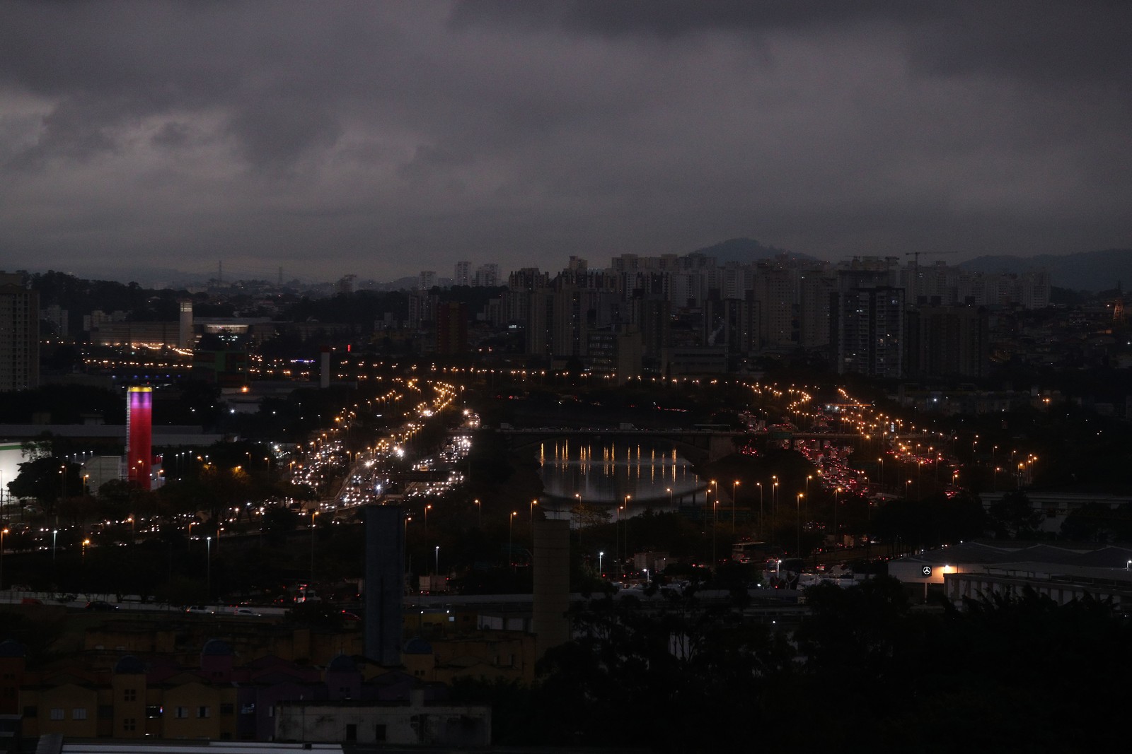 Dia vira 'noite' em SP com frente fria e fumaça vinda de queimadas na região da Amazônia