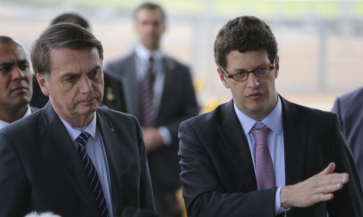 Sobre ‘pandemias’, ‘hemorroidas’ e a ‘política do absurdo’ no Brasil de 2020