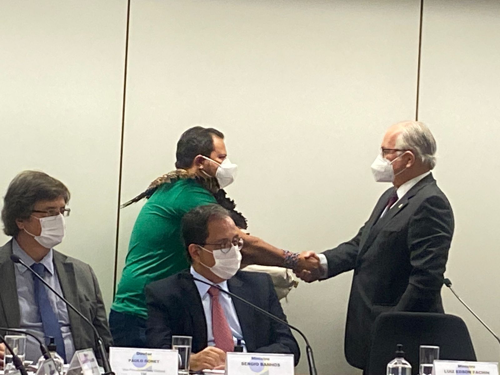 Fachin recebe carta de movimentos sociais em defesa do sistema eleitoral 