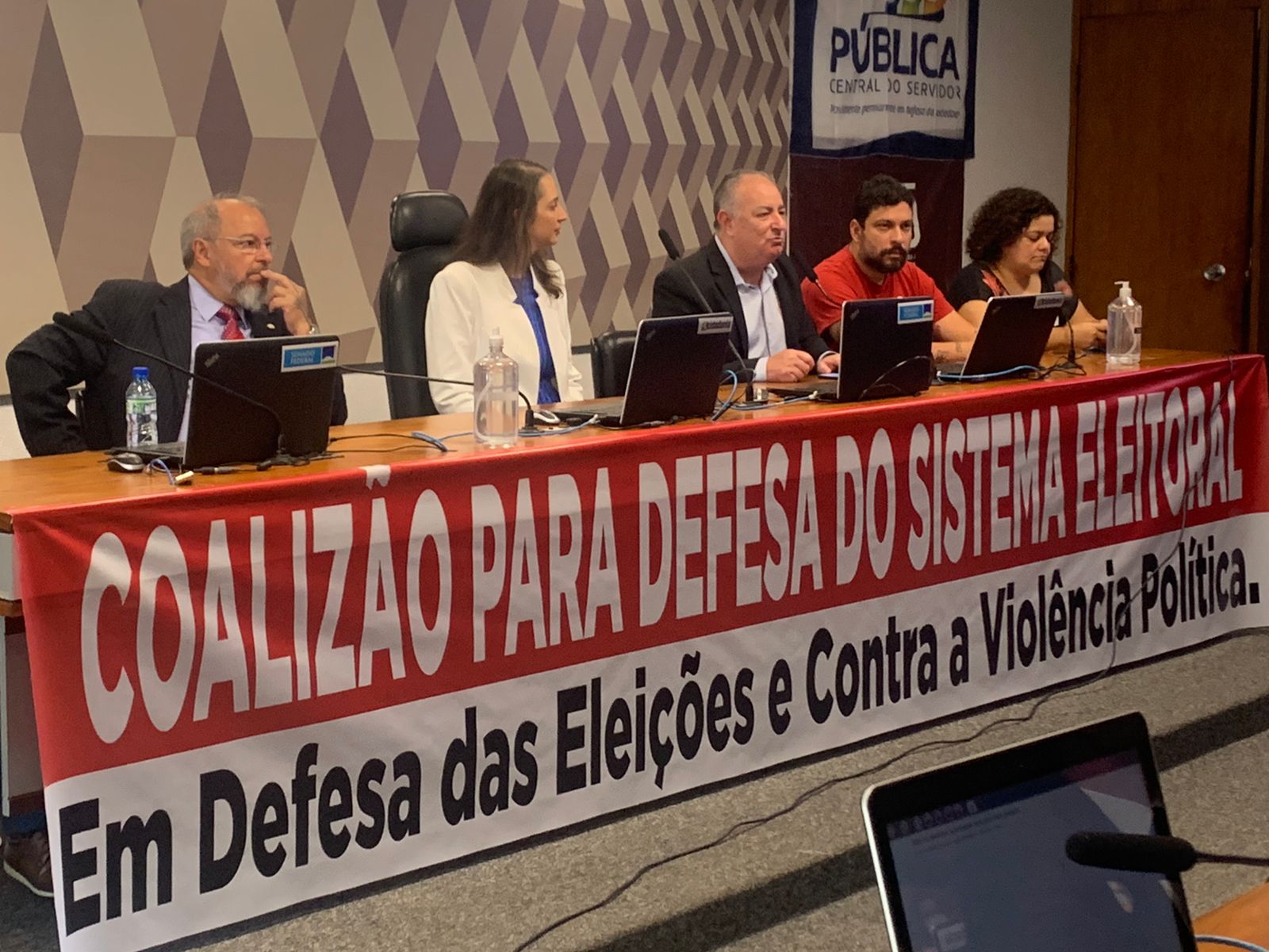 Ato em defesa das eleições e contra a violência política entrega carta ao Congresso