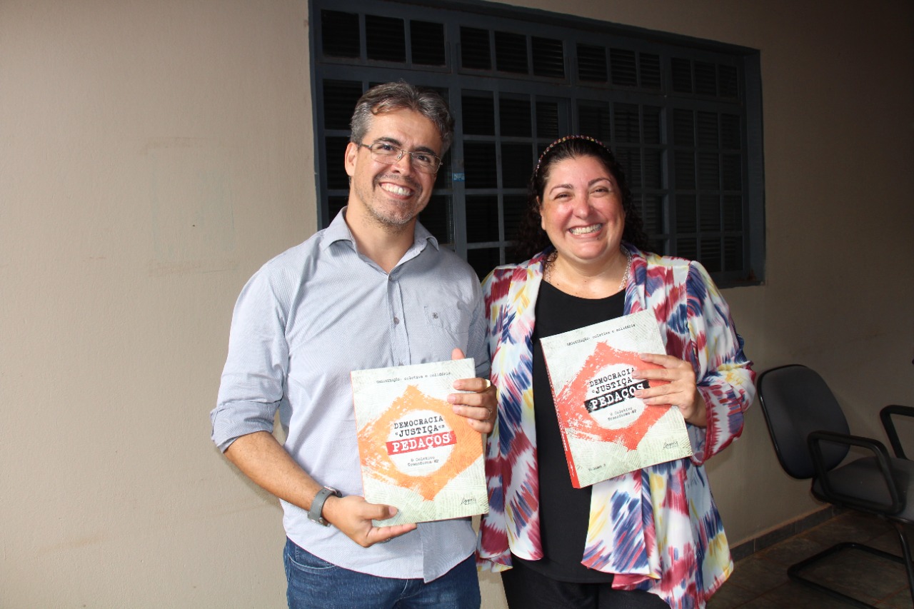 Integrante do Coletivo Transforma MP doa livros à UEMG