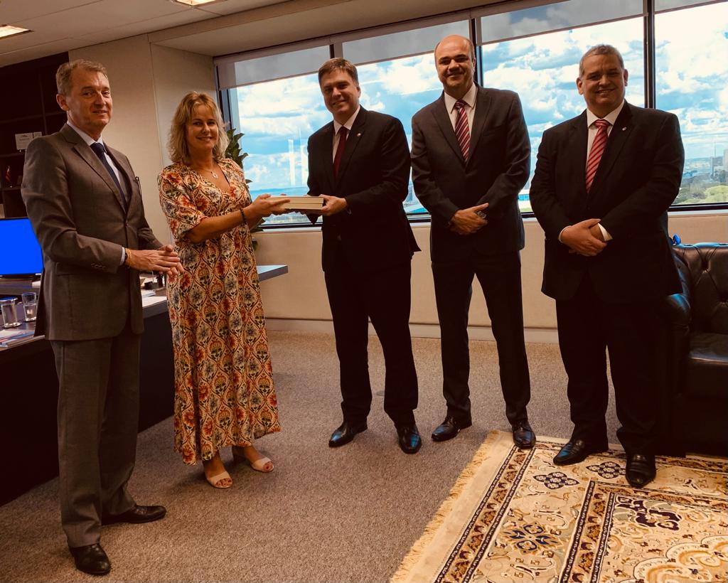 Coletivo Transforma MP entrega livro Democracia e Justiça em Pedaços ao Procurador-geral de Justiça do DF