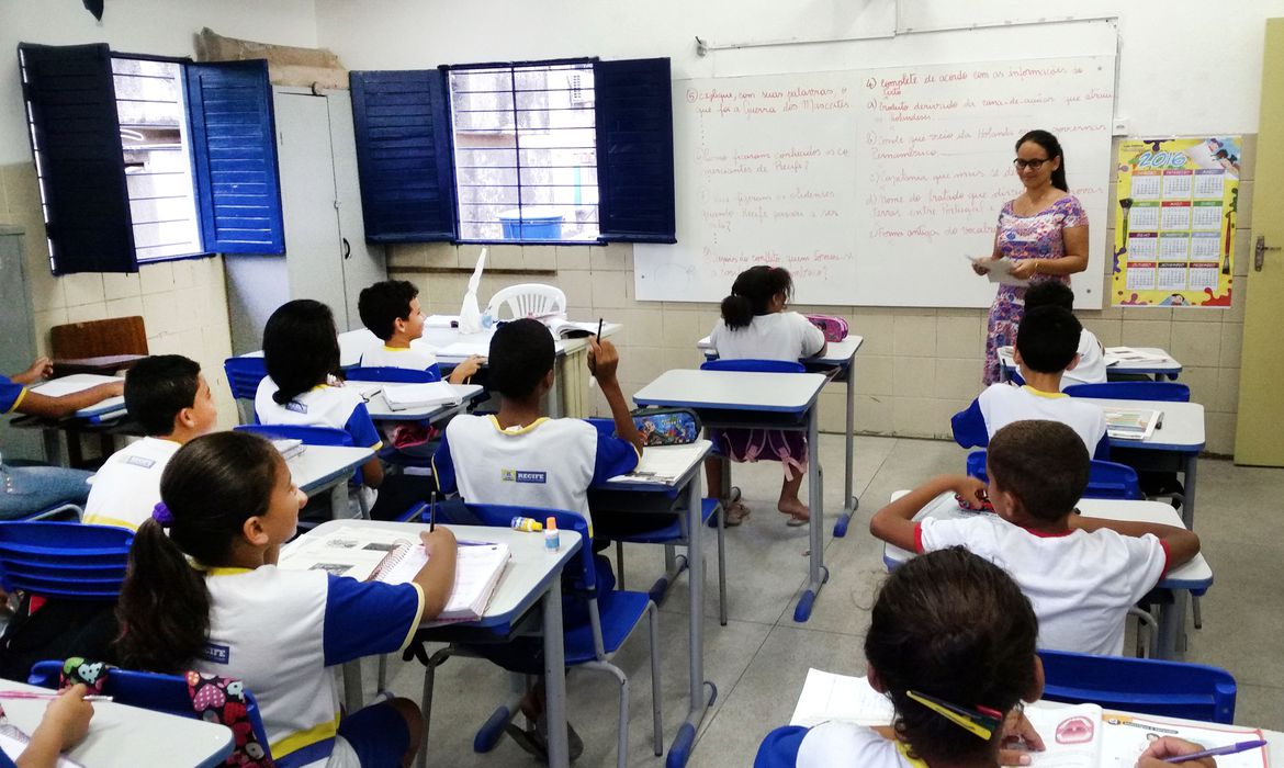 É Páscoa.  E agora, quem vai ressuscitar a Escola?