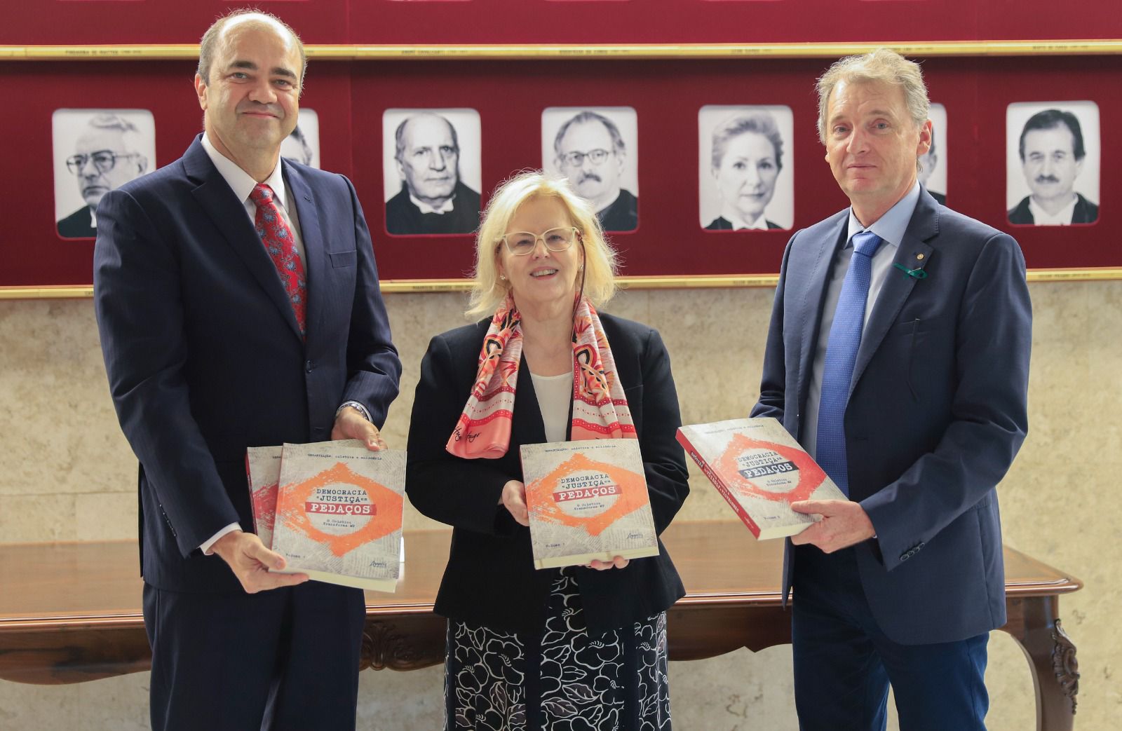 Integrantes do Coletivo Transforma MP entregam livro para ministra Rosa Weber