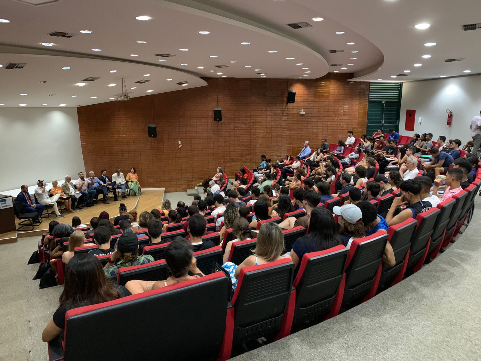 Integrantes do Coletivo Transforma MP promovem mesas durante a semana universitária da UnB