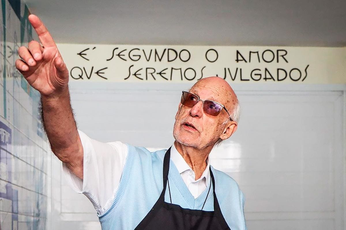Ruas: entre o cacetete e o avental