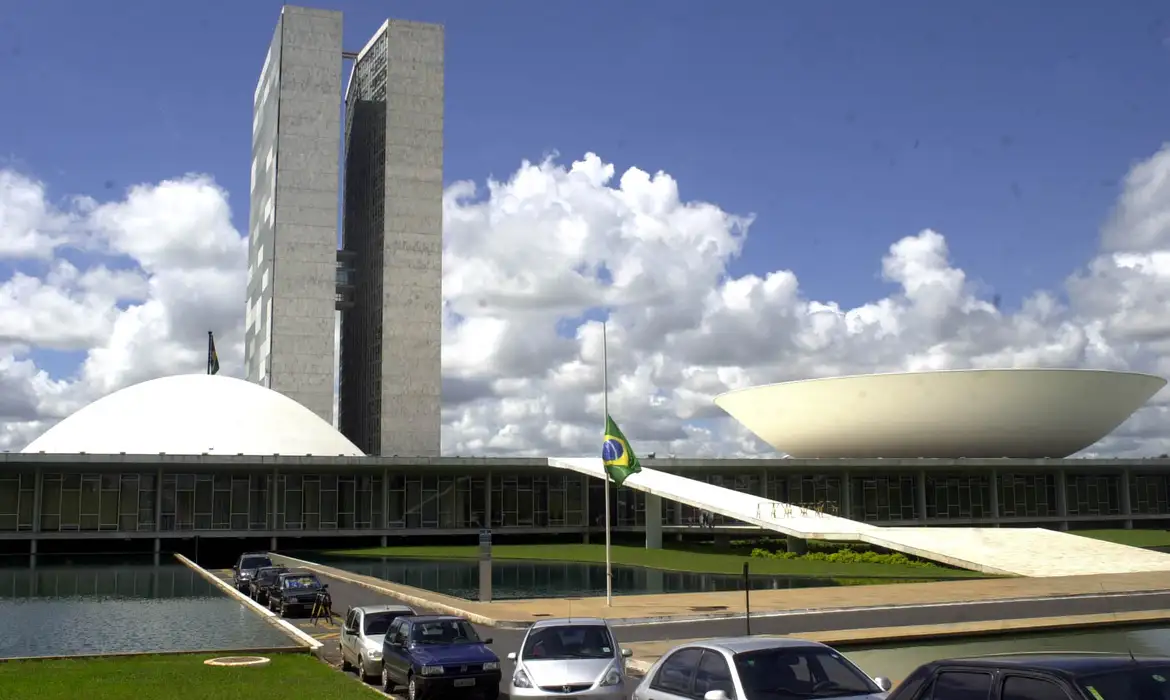 Dois deputados em uma moto: blindagem, anistia e o assalto ao princípio democrático