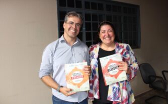 Integrante do Coletivo Transforma MP doa livros à UEMG